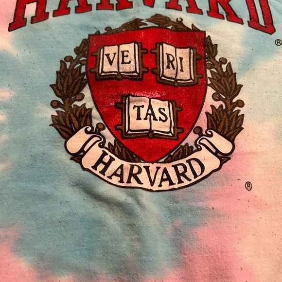 Forever 21 xl tag says men’s but this doesn’t say men’s shirt to me. - Picture 2 of 4